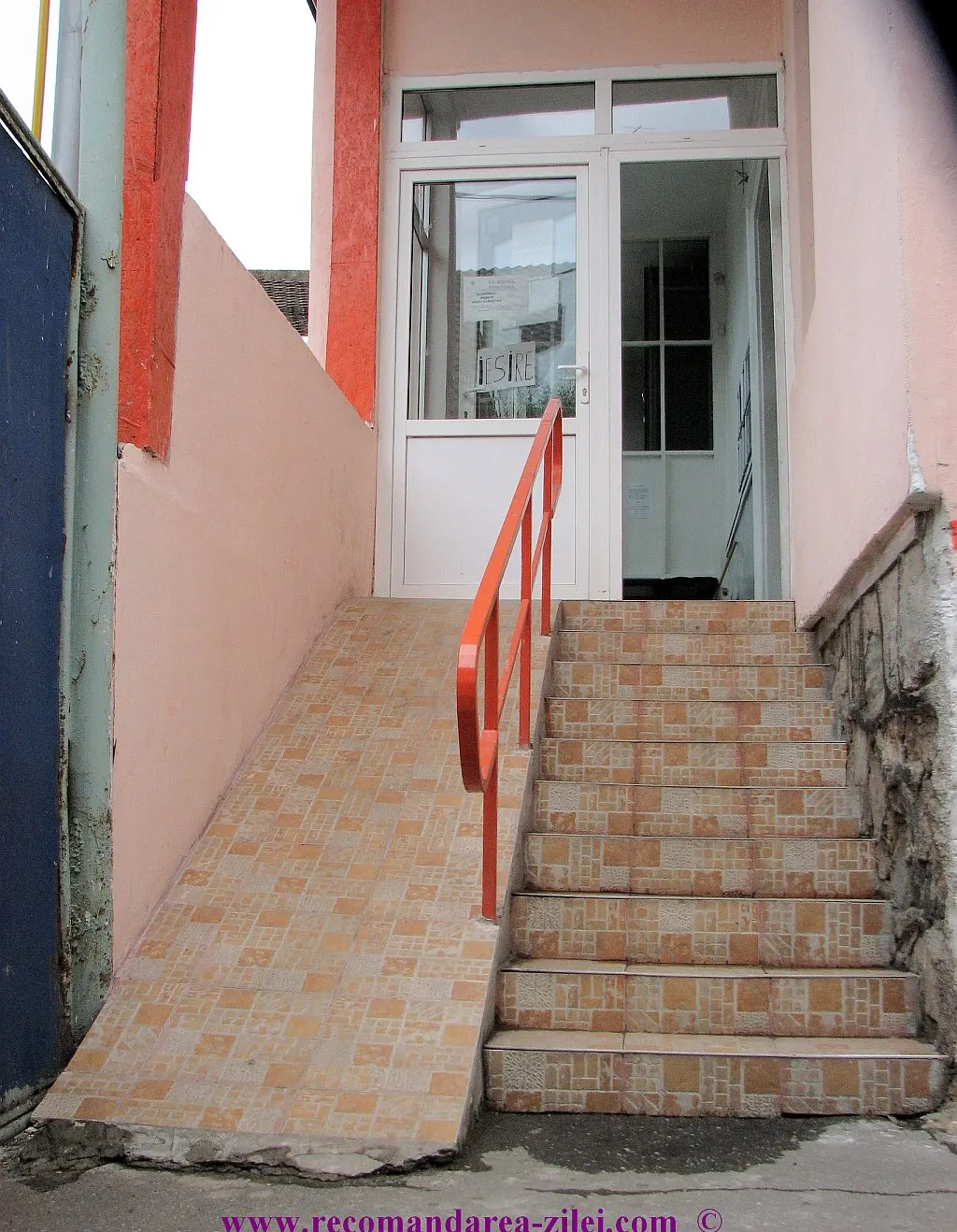 Rampa de acces pentru persoanele cu dizabilităţi nu poate fi folosită
