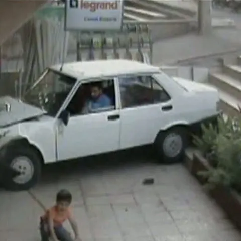 Un copil de patru ani lovit de maşină scapă cu numai câteva zgârieturi - ATENŢIE! IMAGINI ŞOCANTE