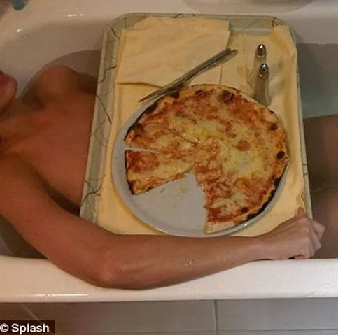 Katy Perry goală şi... o pizza