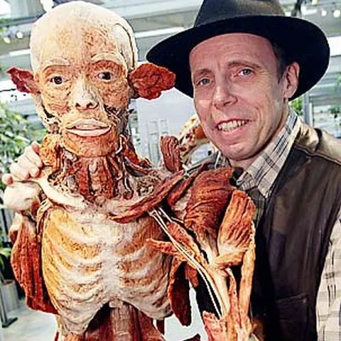 Gunther von Hagens pune în scenă spectacole în cadrul cărora realizează autopsii în direct