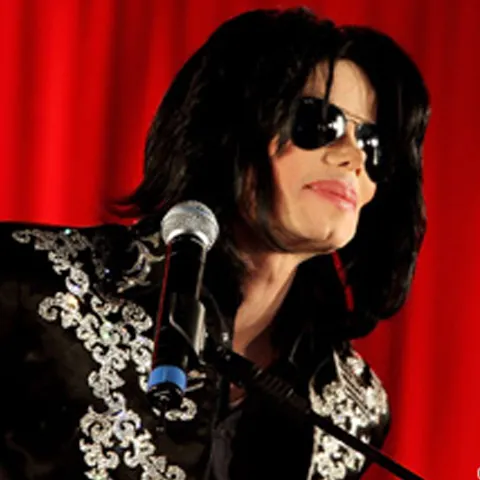 Fanii şocaţi s-au adunat vineri în faţa spitalului unde a murit Michael Jackson