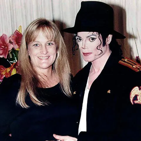 Debbie Rowe, mama copiilor lui Michael Jackson, poate obţine custodia dacă doreşte