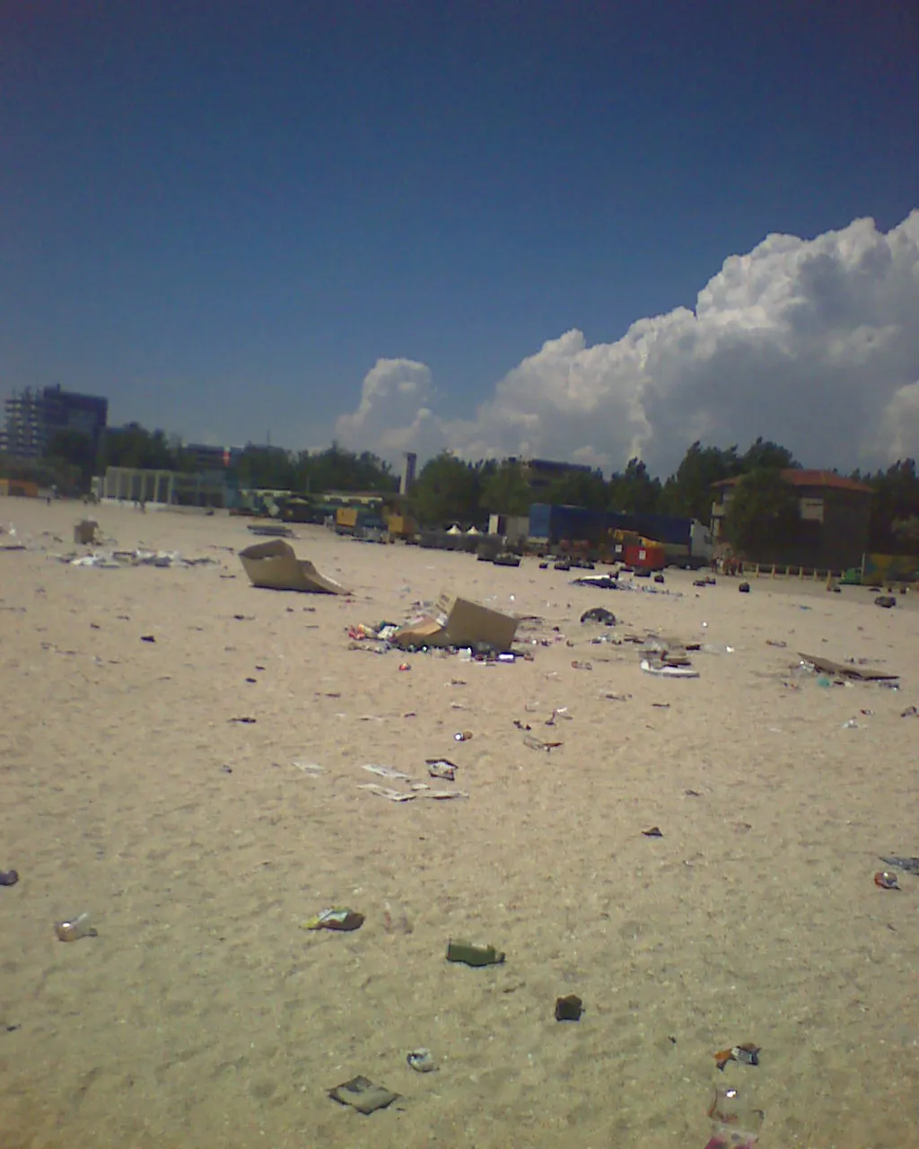 Gunoaie pe plajă