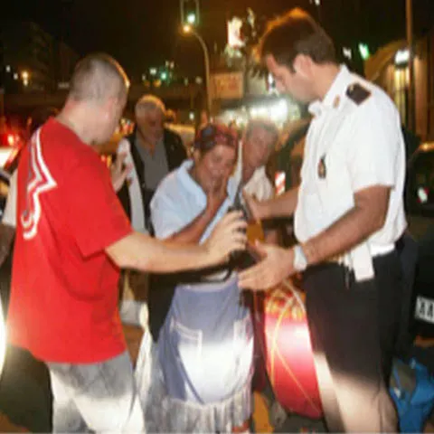 300 de romi au atacat opt poliţişti care făceau un control într-un târg din Roma