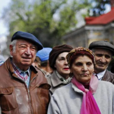 Pensionarii din Bacău s-au înghesuit să prindă un bilet de tratament