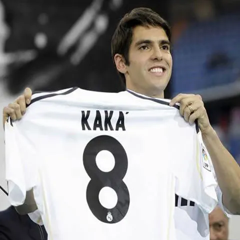 Kaka a declanşat isteria la Madrid. 40.000 de spectatori au asistat la prezentarea oficială