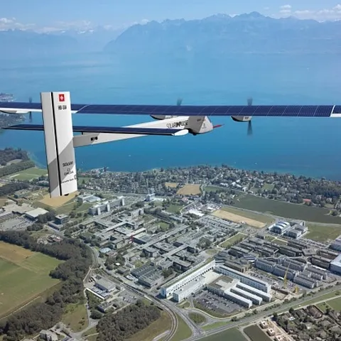 Solar Impulse, primul avion propulsat cu energie solară care va face înconjurul lumii