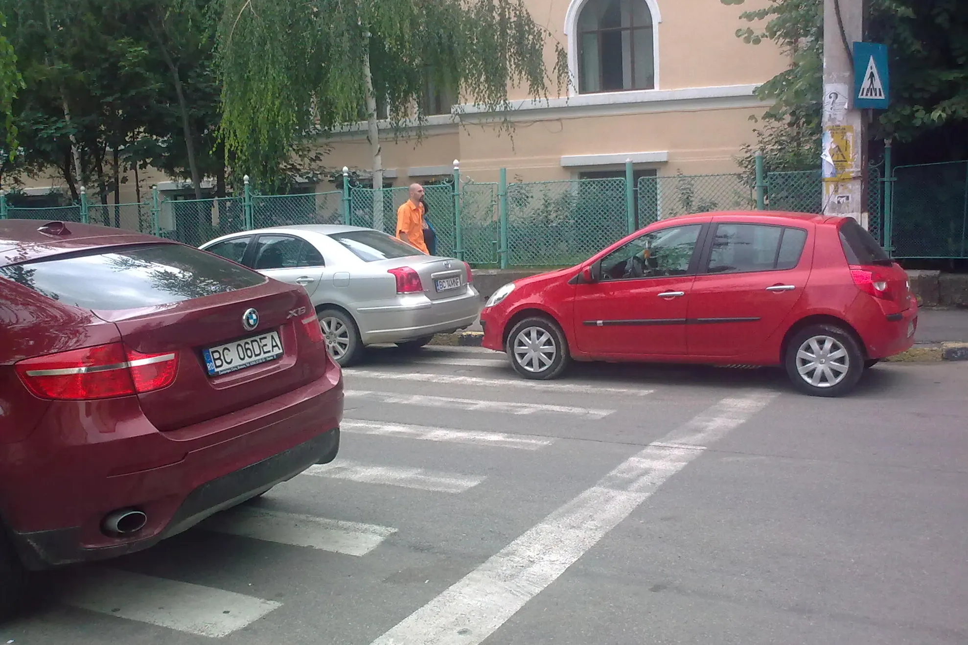 Maşini parcate pe trecerea de pietoni