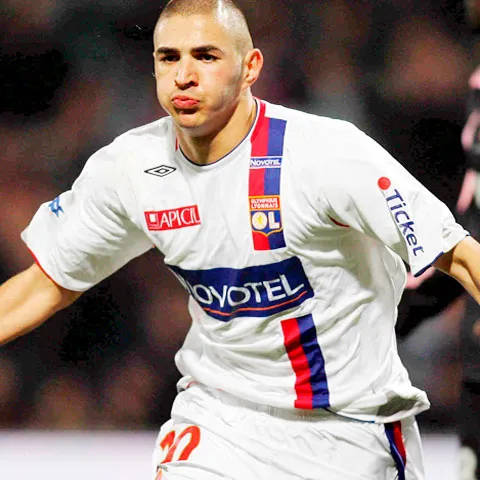 Olympique Lyon a anunţat că a acceptat oferta lui Real Madrid pentru atacantul Karim Benzema
