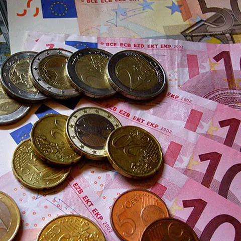 Românii ar putea avea surpriza să găsească dobânzile modificate la întoarcerea din vacanţă