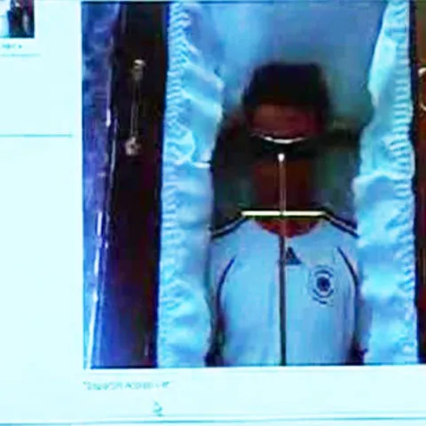 Fotografii cu pisici moarte, droguri, simboluri sataniste şi teribilişti aşezaţi de vii în coşciuge, pe site-ul unei firme de pompe funebre