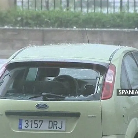 O ploaie cu grindină a distrus acoperişuri şi maşini din Spania 