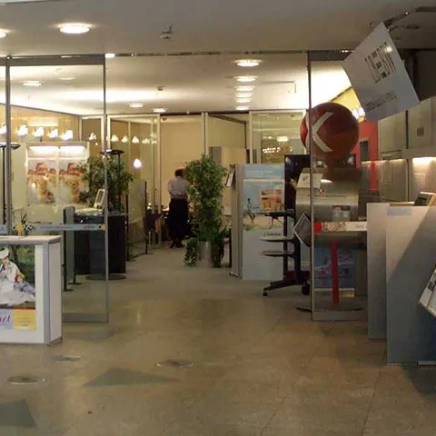 O fetiţă a murit după ce un panou publicitar dintr-o bancă a căzut pe ea