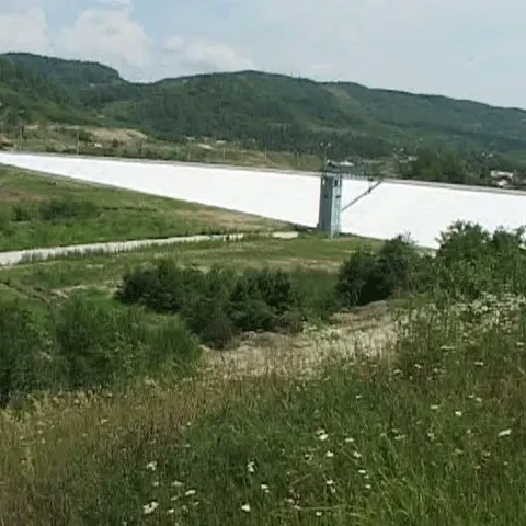 58 de familii din Ocnele Mari vor fi evacuate şi vor fi mutate într-o tabără şcolară abandonată de doi ani