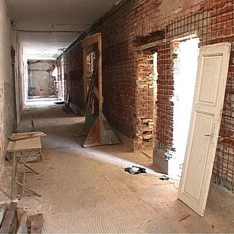 Lucrările de construcţii începute la şcoli vor fi finalizate, susţine premierul