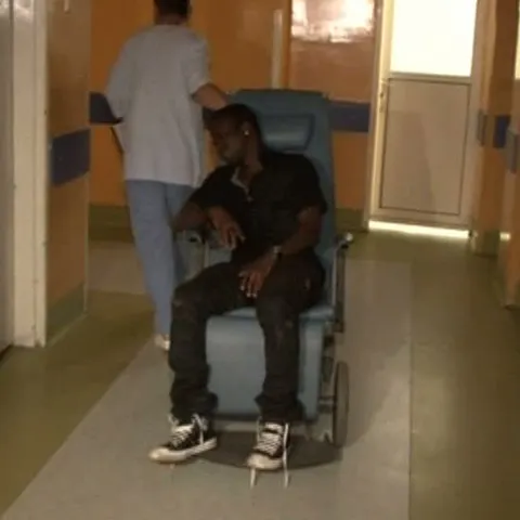 Doi studenţi din Coasta de Fildeş au ajuns la spital după ce au fost bătuţi de cinci bărbaţi