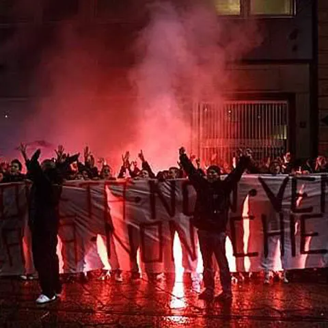 Italia - 300 de fani ai lui Milan au scandat împotriva conducerii la primul antrenament al verii