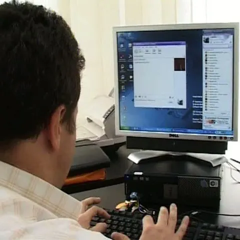 Angajaţii Direcţiei de Statistică Vrancea vorbesc pe "mess" pentru că instituţia nu are bani de o centrală telefonică 