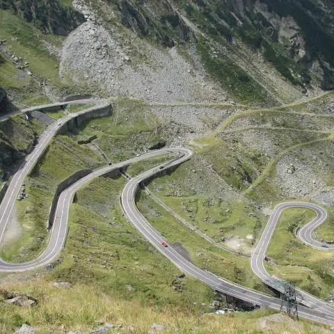 O stâncă de peste 30 de tone a fost dinamitată pe Transfăgărăşan
