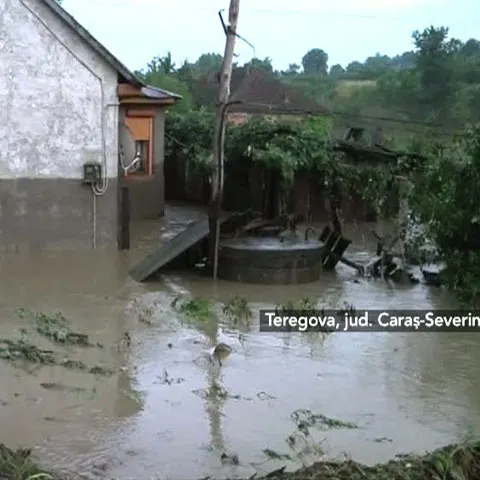 18 case din Teregova, judeţul Caraş-Severin, au fost inundate marţi după-amiază