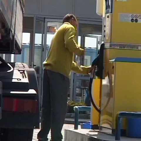 Petrom a ieftinit joi carburanţii