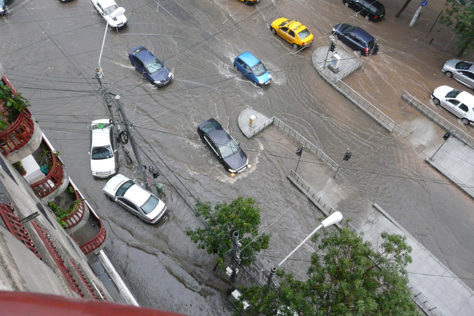 Intersecţia Titulescu, inundată după o ploaie 