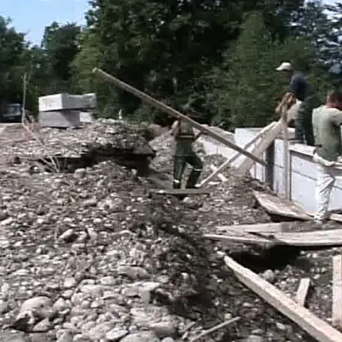 Drumul ce leagă comuna prahoveană Telega de satul Buştenari s-a surpat