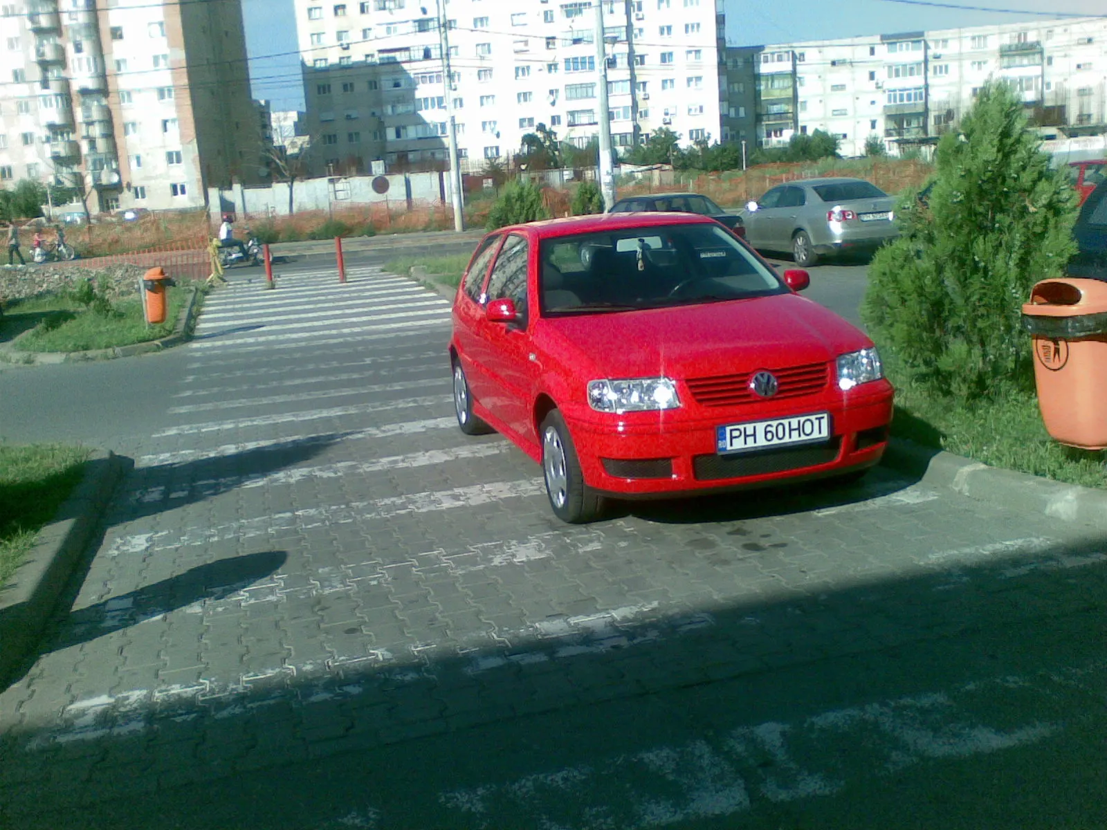 Malină parcată pe trecerea de pietoni