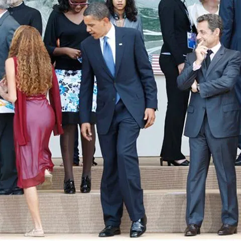 Barack Obama şi Nicolas Sarkozy au fost surprinşi admirând insistent formele voluptoase ale unei tinere