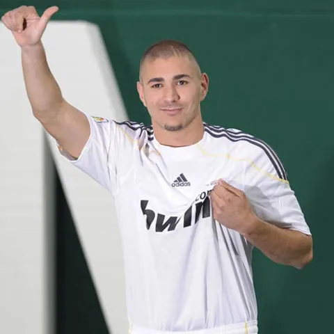 Benzema a fost prezentat de Real Madrid la opt ani după idolul său, Zidane