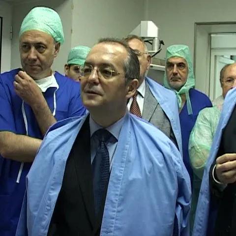 Premierul a "operat" un gogoşar cu ajutorul unui robot performant
