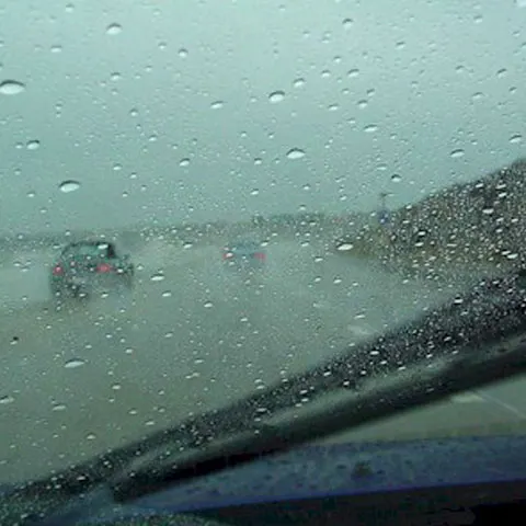 Trei accidente grave, în mai puţin de 24 de ore pe DN1, din cauza neadaptării vitezei la condiţiile meteo