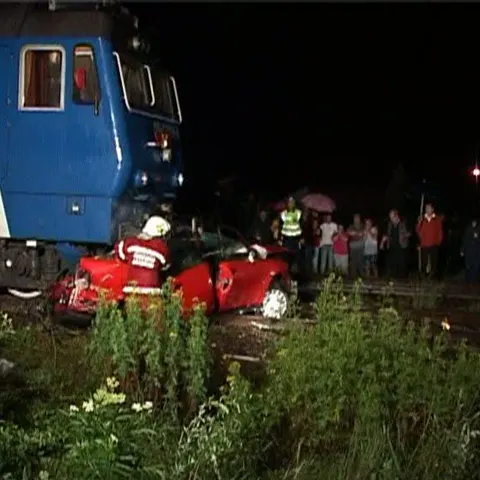 Maşina în care se aflau doi tineri a fost lovită de tren, în judeţul Sibiu