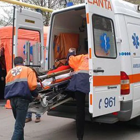 Din cauza ploii, o maşină a derapat şi a omorât o femeie care vindea pepeni pe marginea drumului