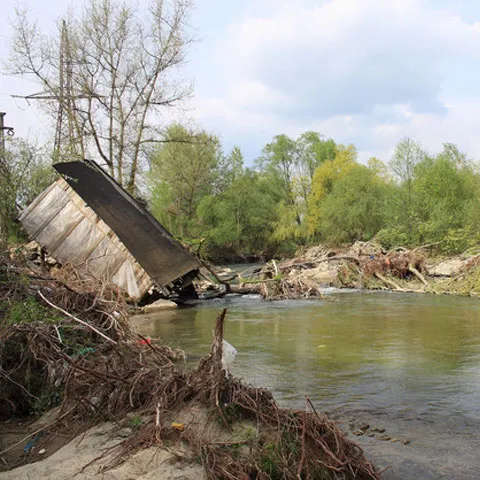 Aproape 200 de hectare inundate, după ce digul din comuna braşoveană Bod a fost spart de ape