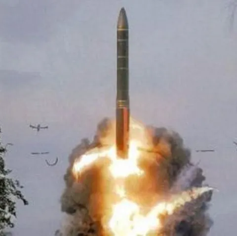 Rusia a lansat cu succes o rachetă strategică de pe un submarin, anunţă Medvedev
