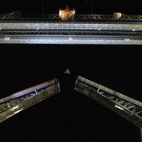 VIDEO / Salt spectaculos cu motocicleta peste Tower Bridge