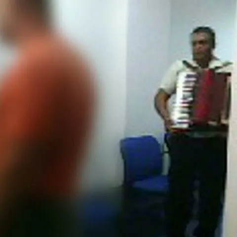 Bairam cu lăutari pe holurile Spitalului Colentina, cu ocazia zilei de naştere a unui doctor