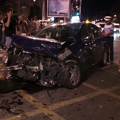 Un şofer din Capitală, care a provocat un accident, a fugit de la locul faptei