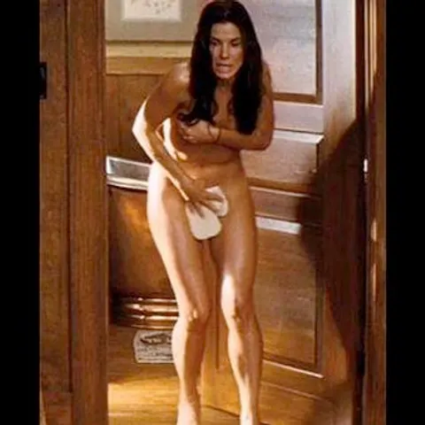 Sandra Bullock vrea să se dezbrace în toate filmele
