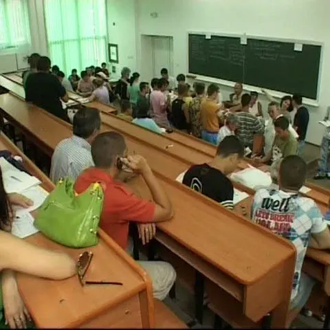 Sfidare! Universitatea Spiru Haret face în continuare înscrieri, deşi se află în ilegalitate