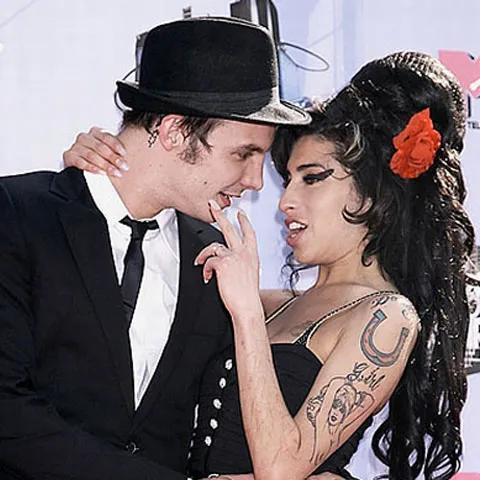 Amy Winehouse a divorţat, după o căsnicie de doi ani
