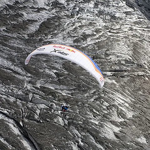 Un român zboară 818 km cu parapanta prin Alpi