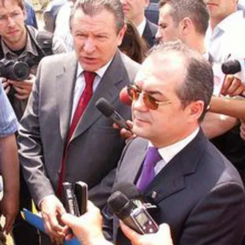 Premierul Emil Boc şi ministrul Transporturilor au inspectat lucrările la centura ocolitoare a Timişoarei