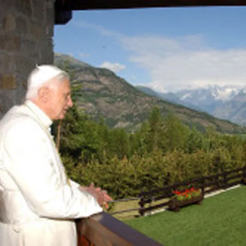 Papa Benedict a fost operat la încheietura mâinii drepte