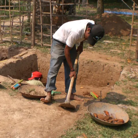 Trei căutători de comori, trimişi în judecată, deoarece au săpat neautorizat într-o necropolă romană