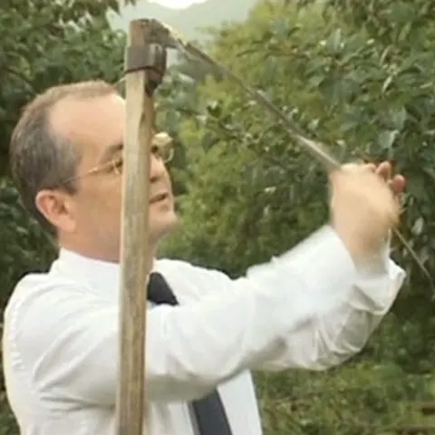 Politicienii fac orice ca să câştige inima electoratului