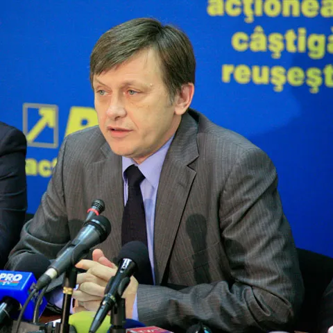 Liberalii anunţă că vor să depună o moţiune simplă pe Educaţie