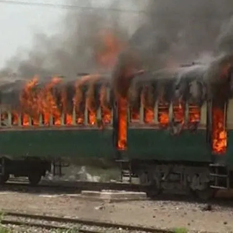 Protestatari furioşi au dat foc unui tren, în Pakistan - VEZI VIDEO