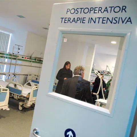 Prima intervenţie chirurgicală asistată robotic din România s-a încheiat cu succes